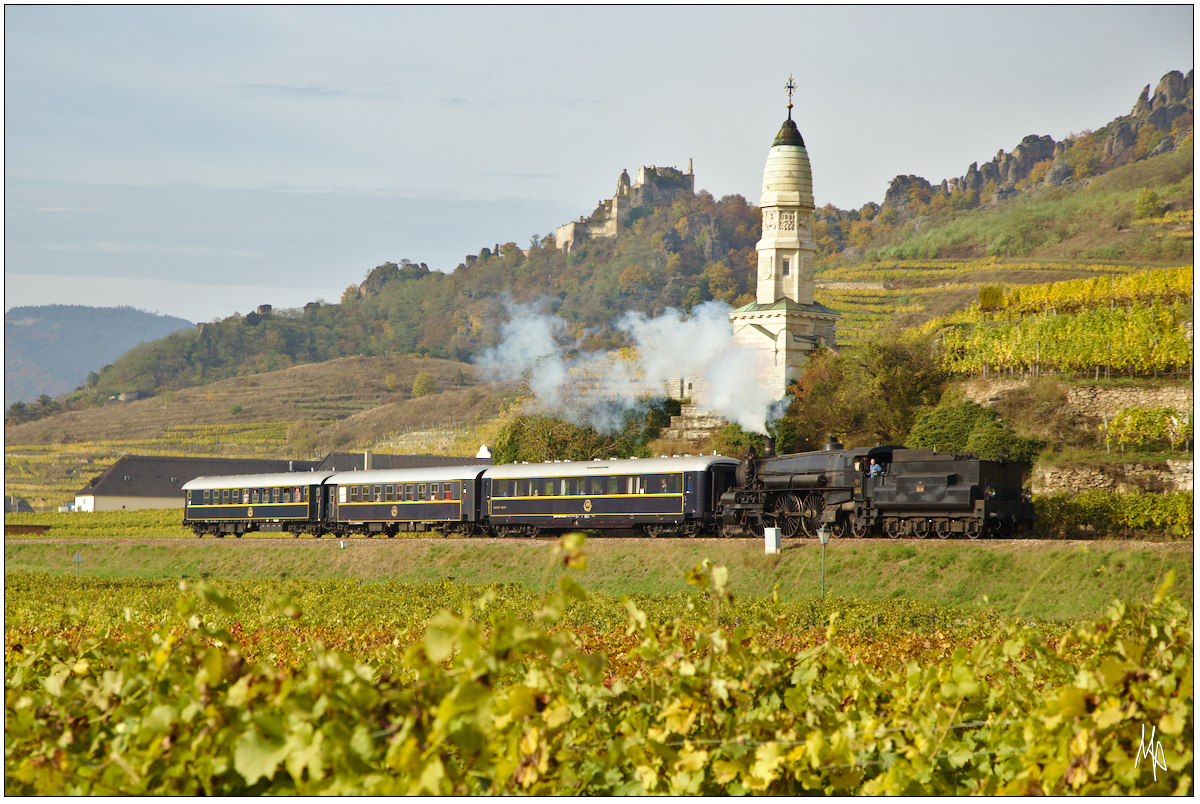 Der Sonderzug der IGE Bahntouristik auf der Rückfahrt von Spitz nach Krems, wo die Lokomotive gedreht wurde. Hier ist der Zug vor dem Franzosendenkmal und der Ruine Dürnstein zu sehen. (28.10.2016)