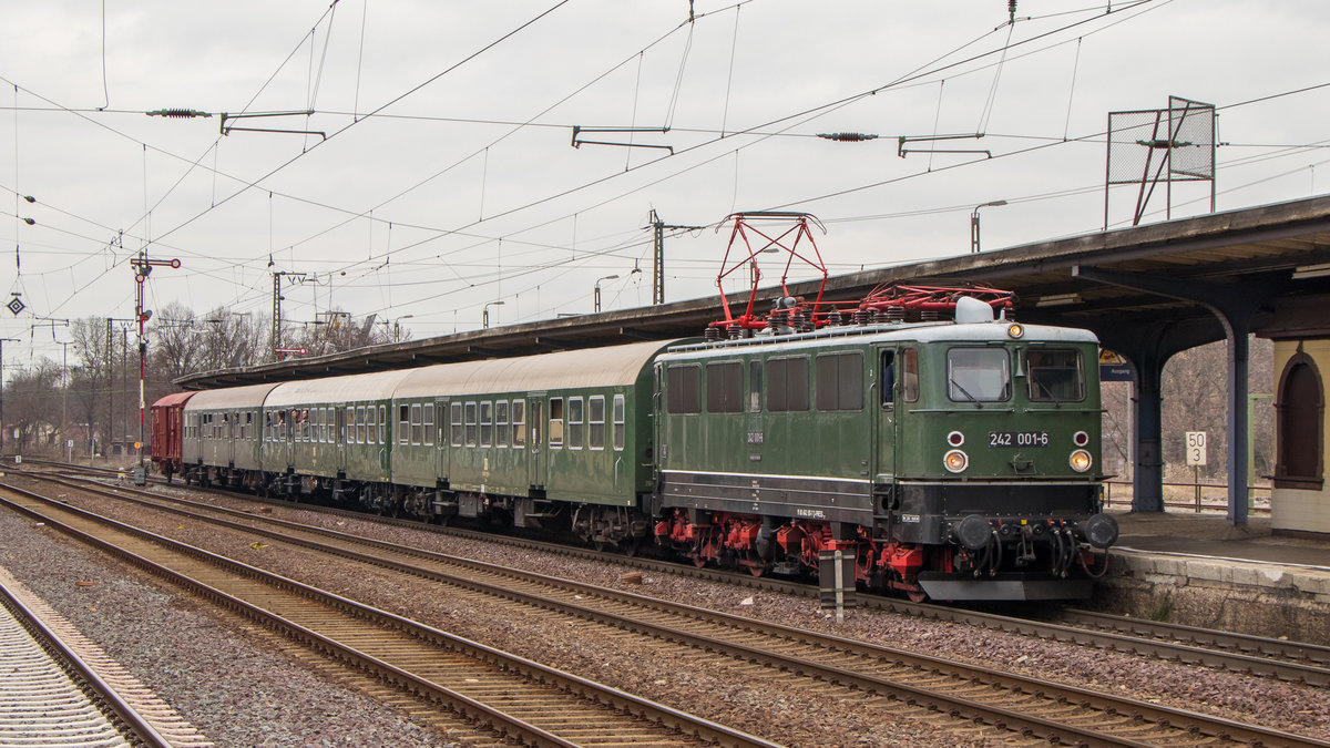 Der Sonderzug mit 242 001-6, der am 2. März 2019 zum Bahnhofsfest in Köthen anwesend war, kann sich wirklich sehen lassen! 