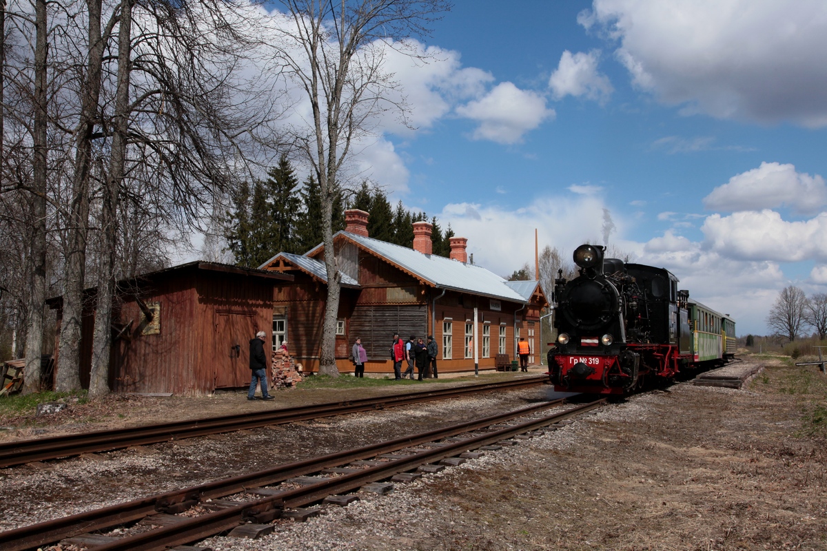 Der Sonderzug mit Gr 319 wartet am 11.05.2017 im Bf Kalniena auf die Kreuzung mit dem Planzug Gulbene - Alúksne. 