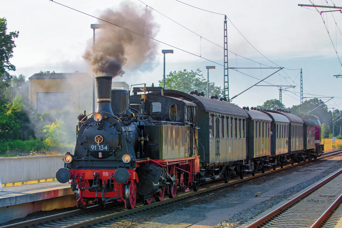 Der Sonderzug mit den Lok’s der BR 91 und der BR 112 an diesem Wochenende im Einsatz zwischen Pasewalk und Ueckermünde, hier auf dem Bahnhof Jatznick, aber leider nicht mit der angekündigten Dampflok der BR 86. - 22.07.2016 
