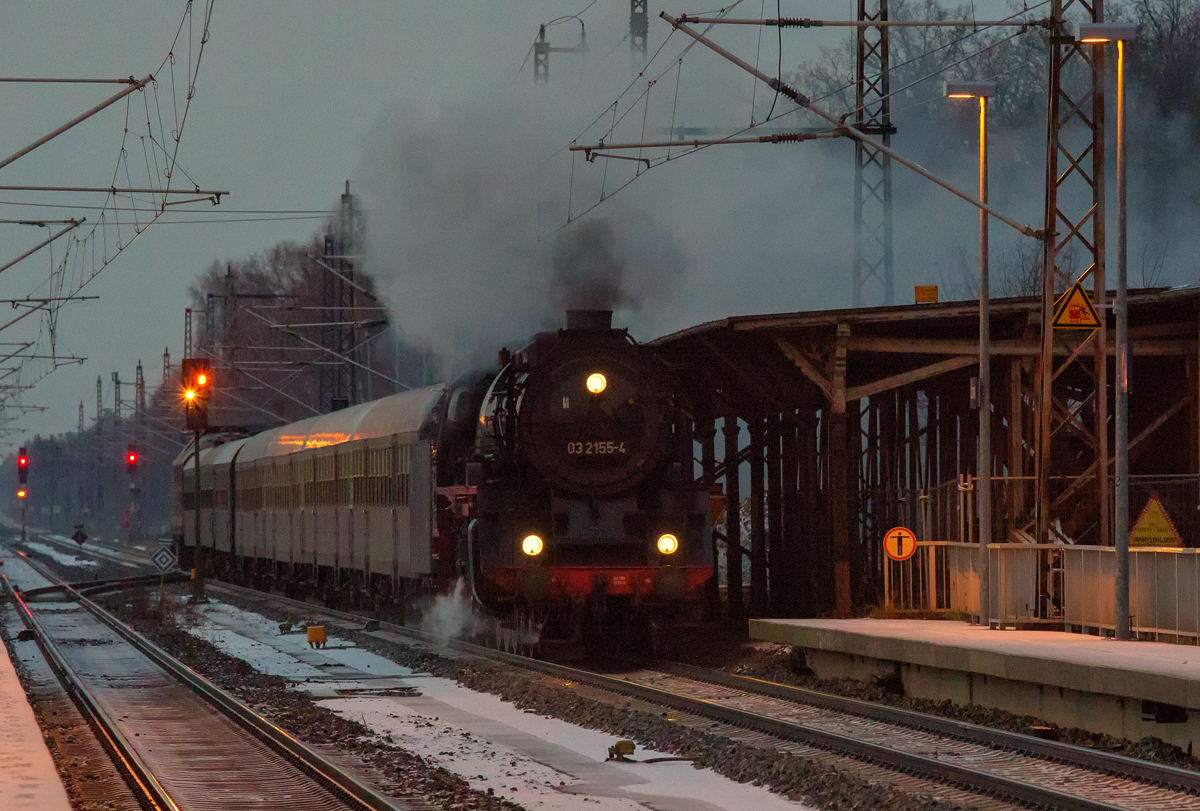 Der Sonderzug mit den Loks der BR 03 und 231 durchfahren am Abend den Bahnhof Jatznick auf der Rückfahrt von Stralsund nach Berlin. - 28.11.2015
