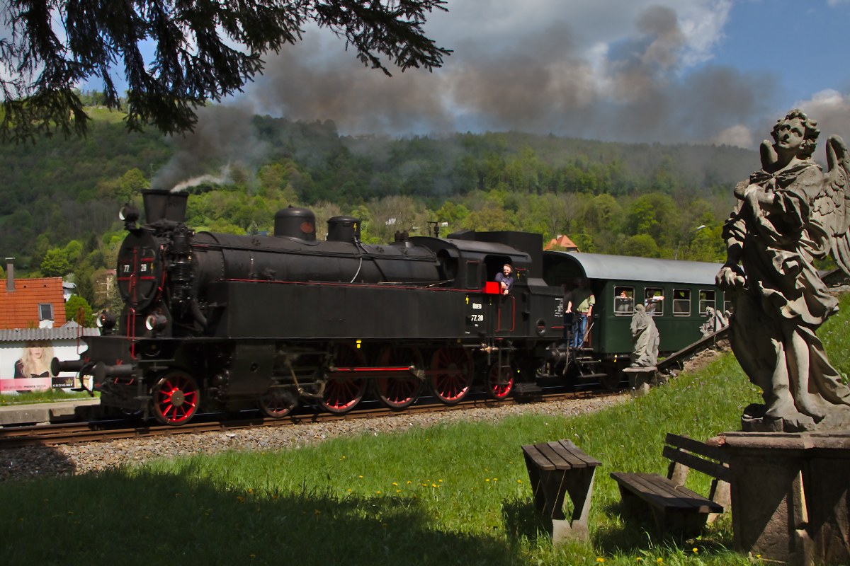 Der Sonderzug nach St. Ägyd, bespannt mit der 77.28 bei, aufgenommen in Lilienfeld am 27.04.2014