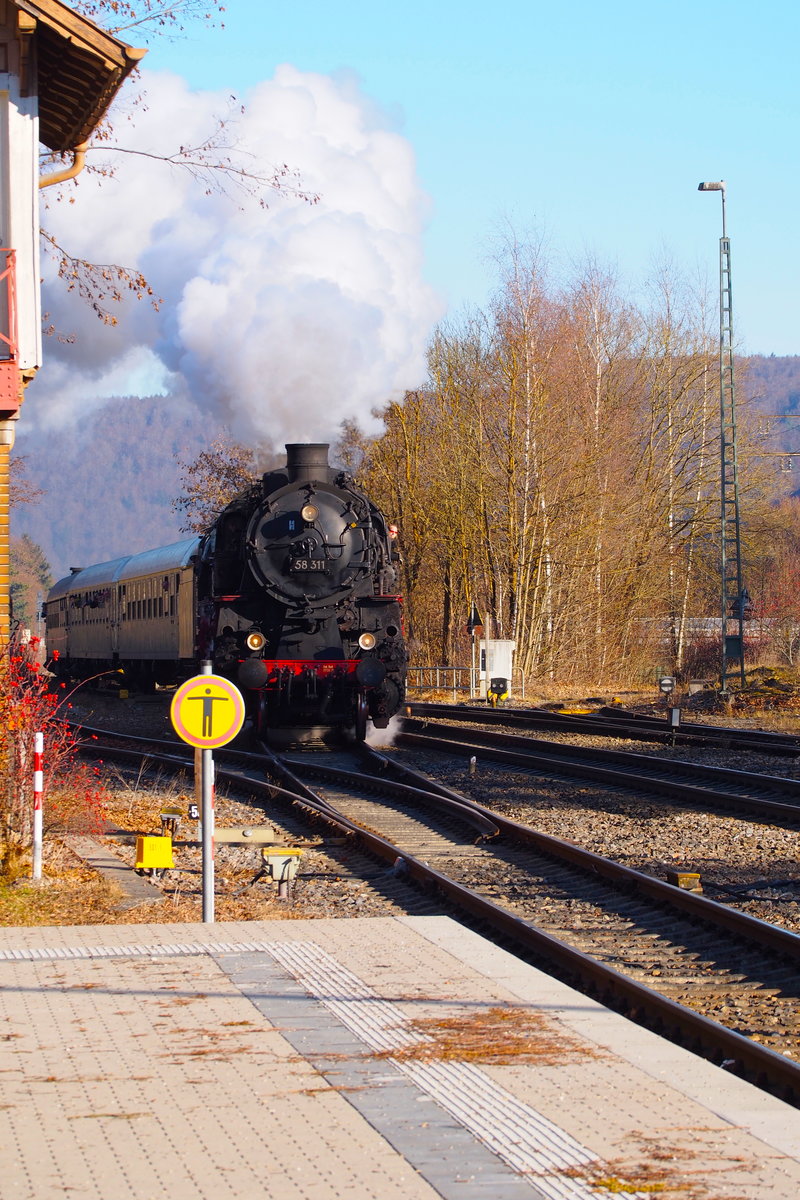 Der Sonderzug der UEF zum Abschied von 01 1066 erreicht am Mittag des 10.12.2016 den Bahnhof Schelklingen. Zum Bedauern der Fotografen ist 58 311 vor die Lok des Sonderzuges gespannt.