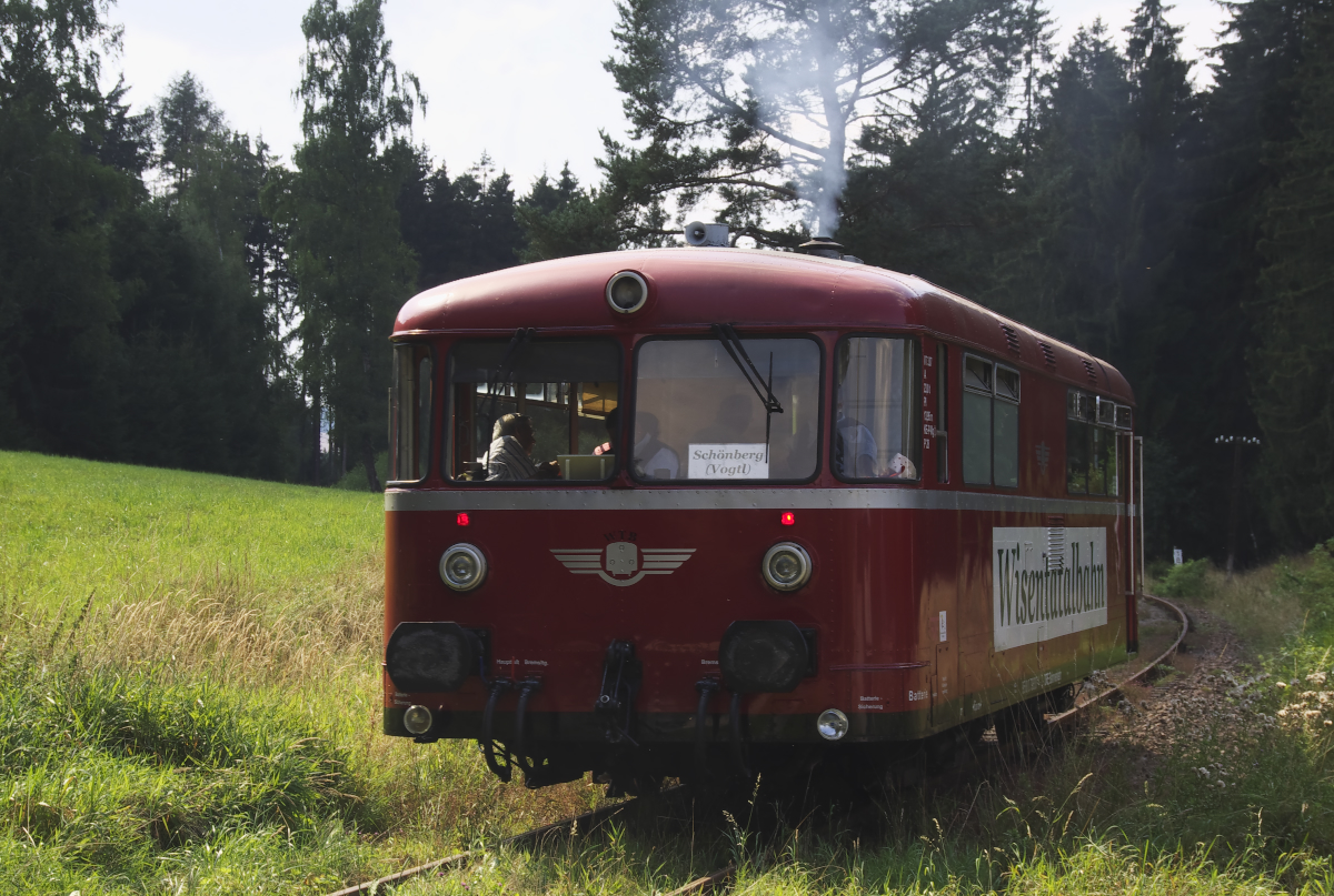 Der Sonderzug der Wisentalbahn verlässt den Hp Lössau, dort haben wir auch den Zug verlassen und sind bis zur Rückfahrt noch ein bisschen gewandert. (Ex VT 9813) 798 307-4 lief seit 1985 als Indusi Messwagen (728 001-9). Das Fahrzeug kam 1999 zur AKN als VT 3.07 (2). Seit September 2014 gehört der Schienenbus dem Förderverein Wisentalbahn und ist von der DRE eingestellt. 9580 0798 307-4 DRE. Bahnstrecke 6656 Schönberg - Schleiz am 22.08.2015