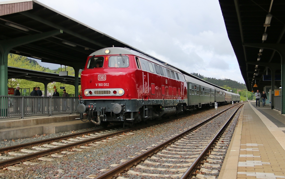 Der Sonderzug zu den Stahlwerken Salzgitter mit V160 002 macht Halt in Goslar. Aufgenommen am 15.05.2016.