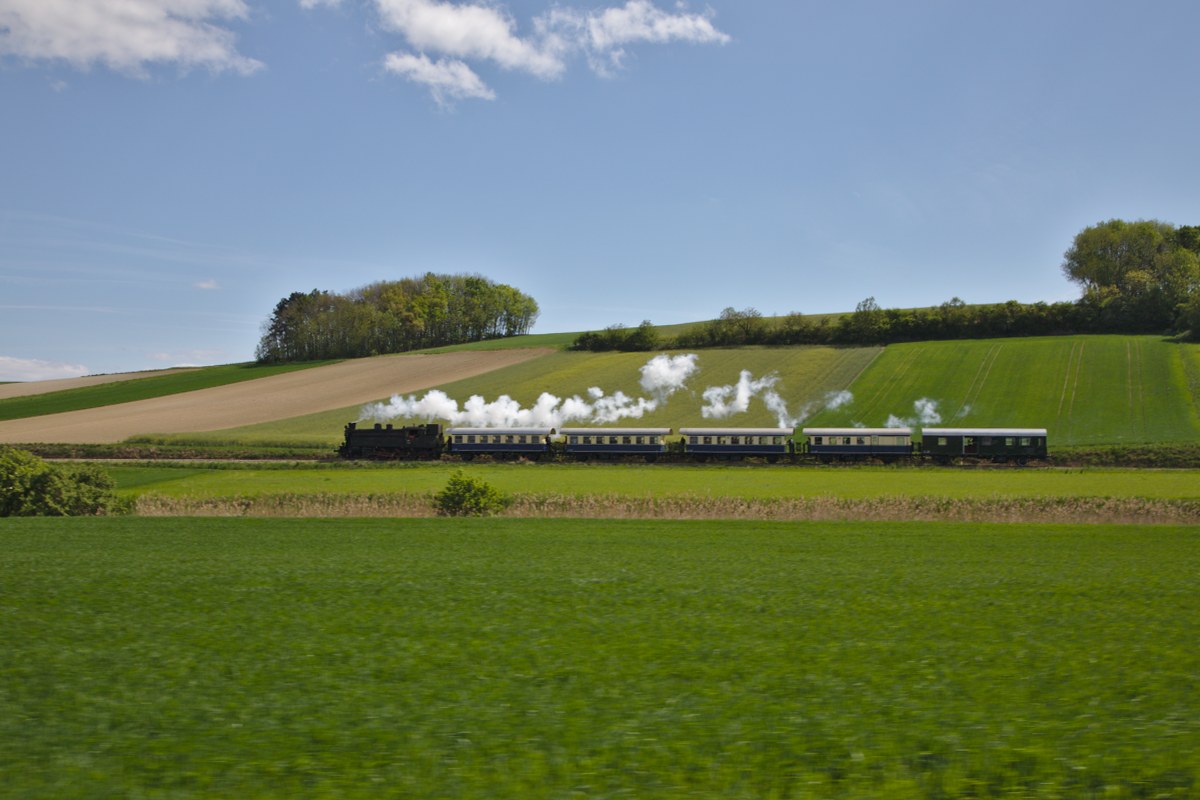Der Sonderzug zum Oldtimertreffen, bespannt mit der 77.28 auf der langen Geraden zwischen Wetzleinsdorf und Naglern. (04.05.2014)