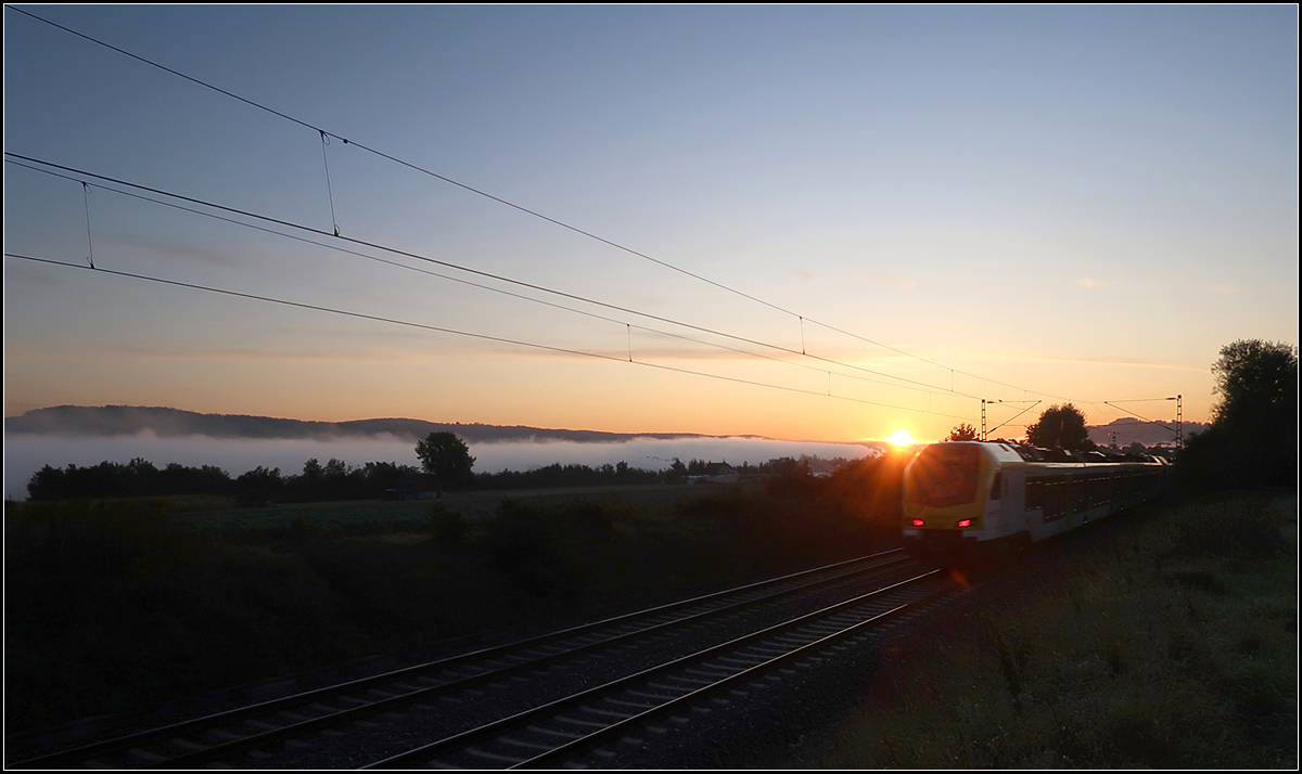 Der Sonne entgegen -

... und noch außerhalb des Talnebels fährt der IRE Karlsruhe - Aalen auf der Remsbahn hier bei Weinstadt-Endersbach. Eine gewisse Bewegungsunschärfe des Zuges war einkalkuliert.

24.09.2019 (M)

