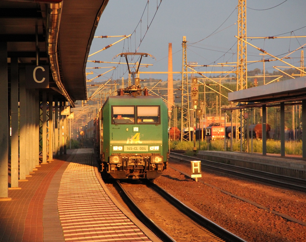 Der Sonne entgegen. 145-CL 004 kommt mit ihrem Containerzug durch den Bahnhof Eisenach. Aufgenommen am 04.07.2013.