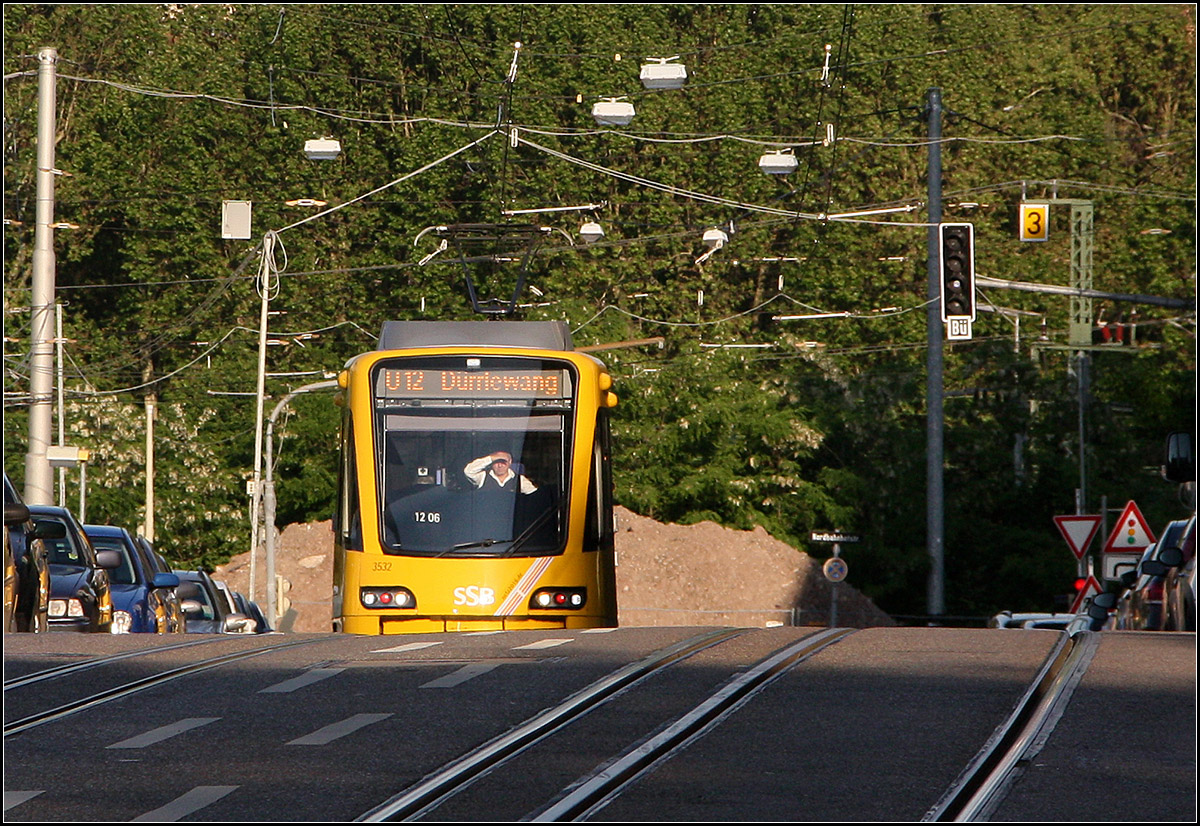 Der Sonne entgegen -

Den Fahrer scheint die Sonne doch etwas zu blenden. Stadler Tango-Stadtbahnwagen auf der Linie U12 in der Friedhofstraße.

28.05.2016 (M)
