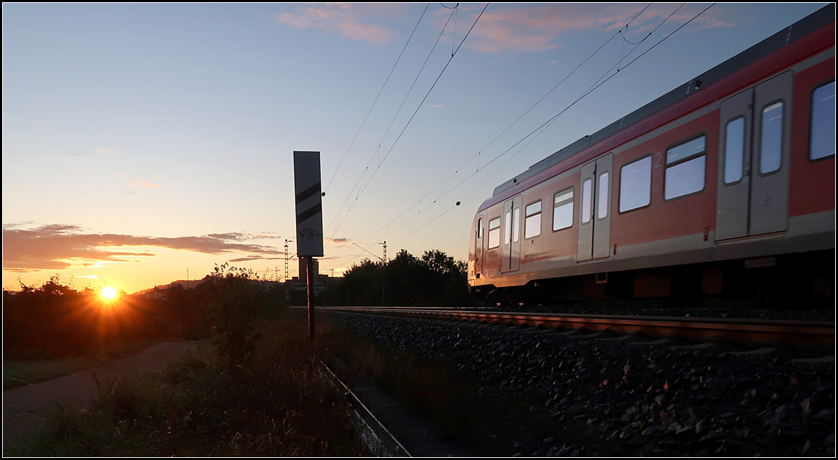 Der Sonne entgegen -

Ein S-Bahnzug der Linie S2 auf der Remsbahn bei Weinstadt-Endersbach.

01.10.2019 (M)