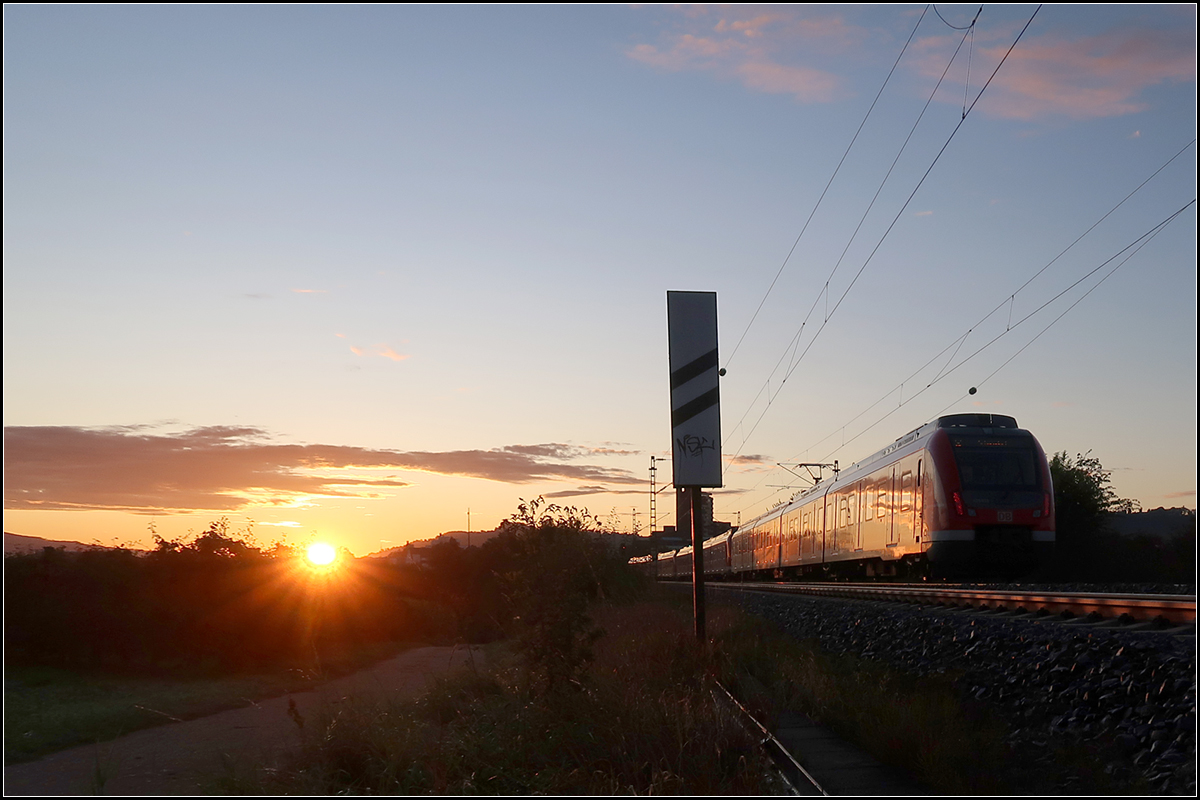 Der Sonne entgegen -

Ein S-Bahnzug auf der Linie S2 in Richtung Schorndorf bei Weinstadt-Endersbach.

01.20.2019 (M)