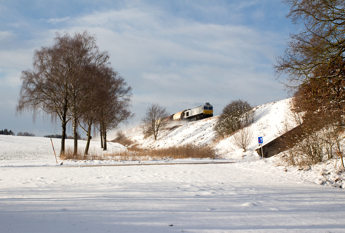 Der sonntägliche gemischte Güterzug, der vormittags von München-Nord nach Mühldorf verkehrt, wurde am 17.01.16 bei Unterschwillach fotografiert. Zuglok an diesem Tag war 247 007-8 (266 407).