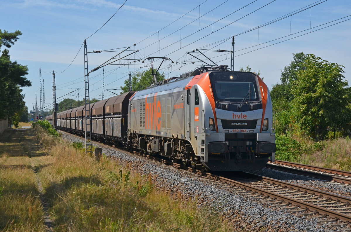 Der sonst mit Maxima gefahrene Kalkzug von Blankenburg nach Spreewitz wurde am 24.07.22 mit 159 003 bespannt. Hier passiert der hvle-Zug Wittenberg-Labetz Richtung Falkenberg(E). 