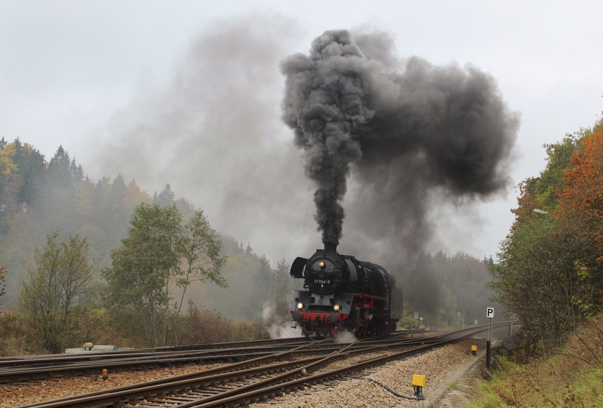Der Sormitztal-Express am 25.10.15 mit 41 1144-9. Hier beim umsetzen in Wurzbach.