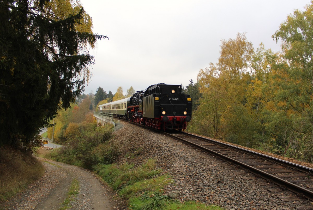 Der Sormitztal-Express am 25.10.15 mit 41 1144-9. Hier zwischen Bad Lobenstein und Harra.