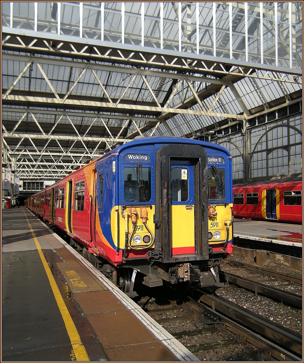 Der South West Trains 455 911 nach Woking steht in London Waterloo zur Abfahrt bereit. 
14. April 2008