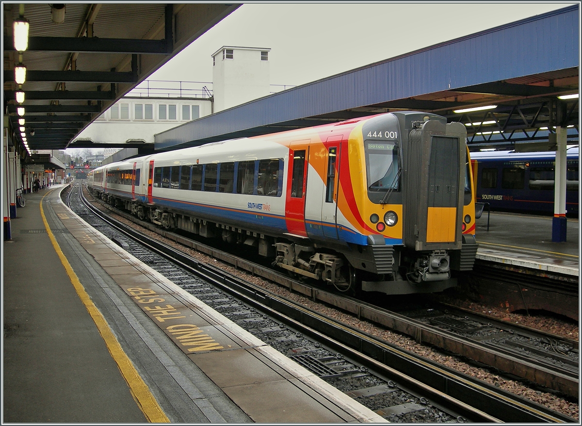 Der Southwest Trains 444 001 in Southampton. Noch fast interessanter als der moderne Zug ist die Anlage der Stromschienen, welche im Südwsten England oft verwendet wird.
26. März 2006