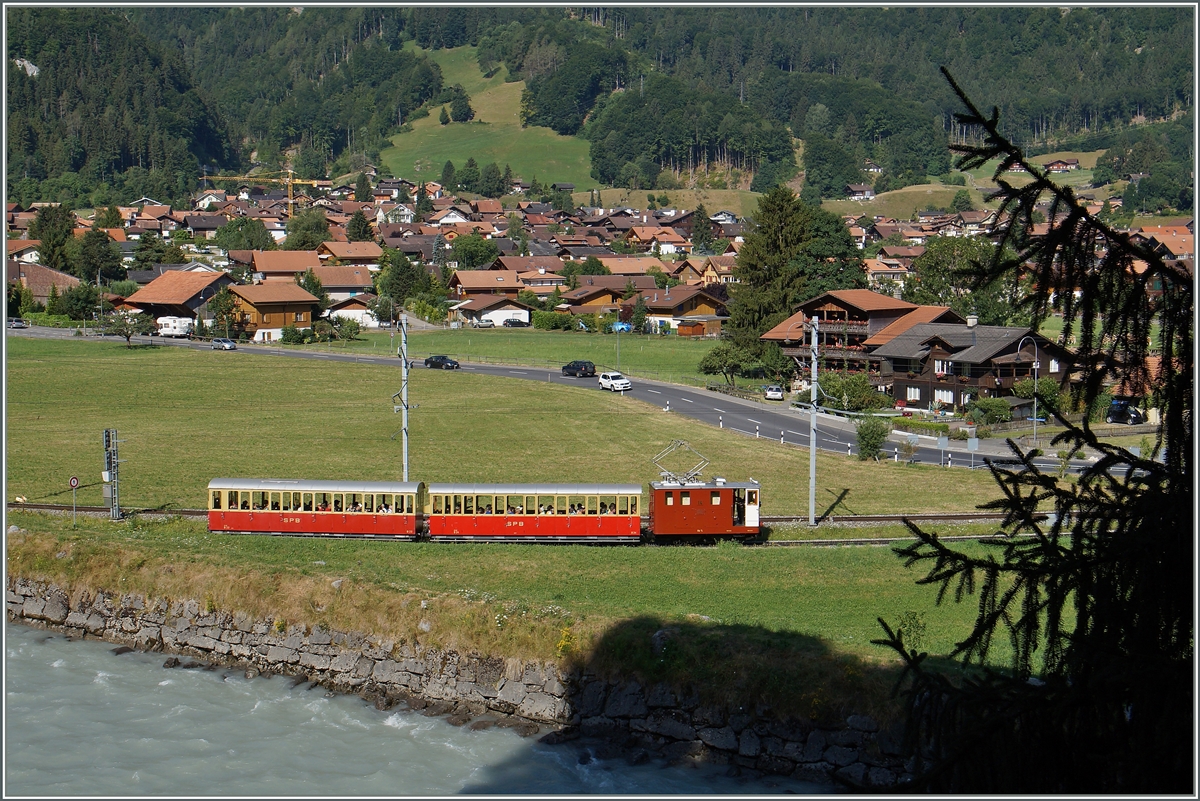 Der SPB Zug 647 hat Wilderswil verlassen und wird  in Kürze die lange Steigung zur Gipfelstation in Angriff nehmen.
12. Juli 2015