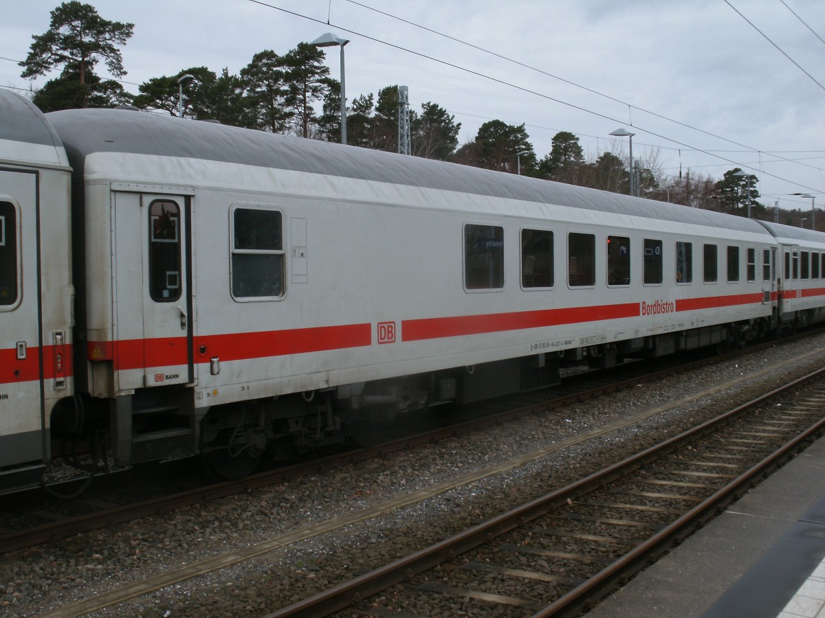 Der Speisewagen ARkimbz 61 80 85-94 463-4,eingereiht am 15.Februar 2014,im IC 2212 nach Stuttgart in Binz.