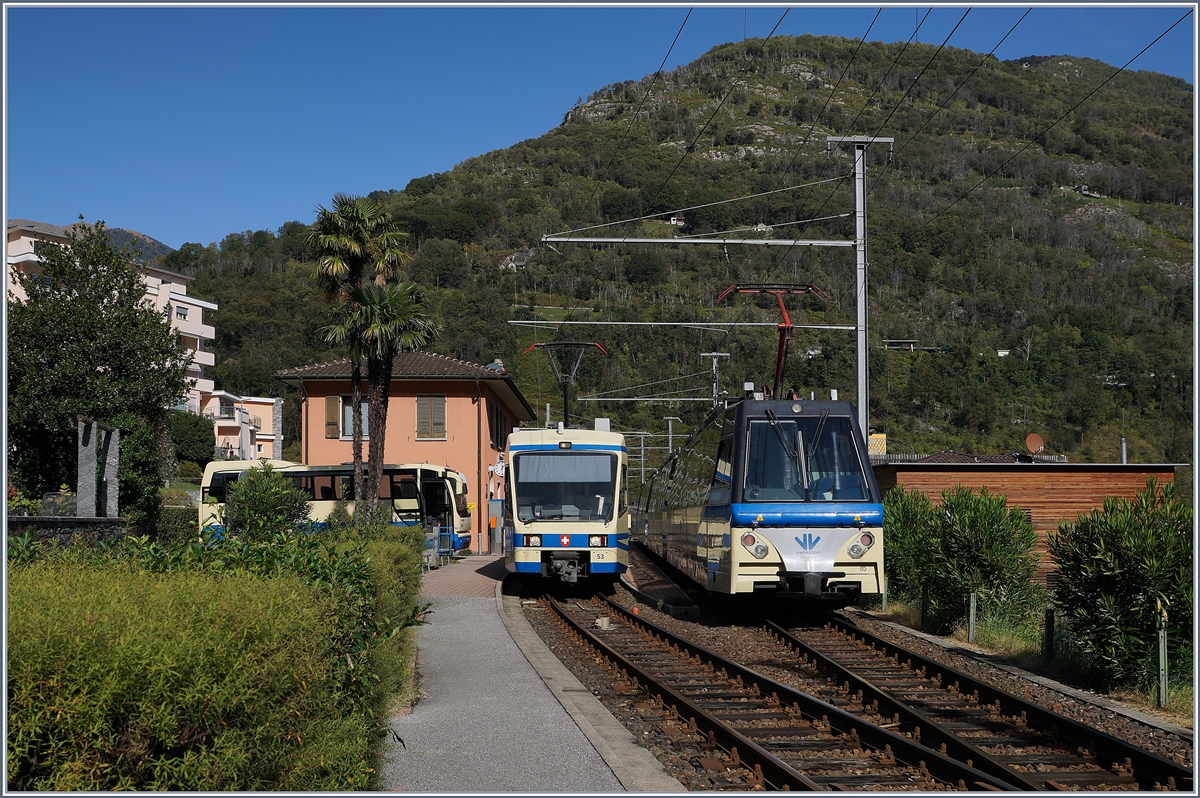 Der SSIF der ABe 12/16 (ABe/P/Be/Be) N° 85  Trontano , als SSIF Treno Panoramico 43 von Domodossola nach Locarno unterwegs, kreuzt in Intagna den FART ABe 4/6 53, der als Regionalzug 310 von Locarno nach Camedo fährt.  

10. Okt. 2019