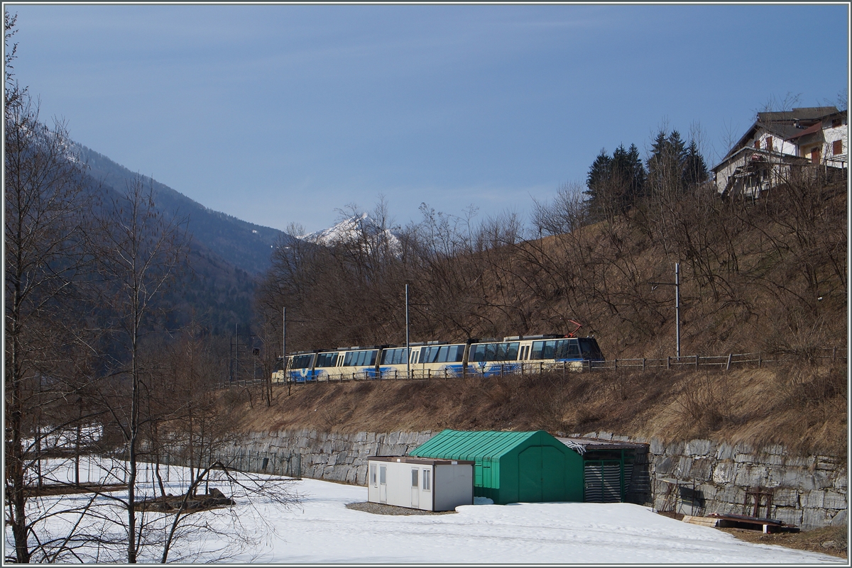 Der SSIF ABe 12/16 (ABe/P/Be/Be)  Treno Panoramico Vision Vigezzo  erreicht in Kürze den Bahhof Re.
19. März 2015