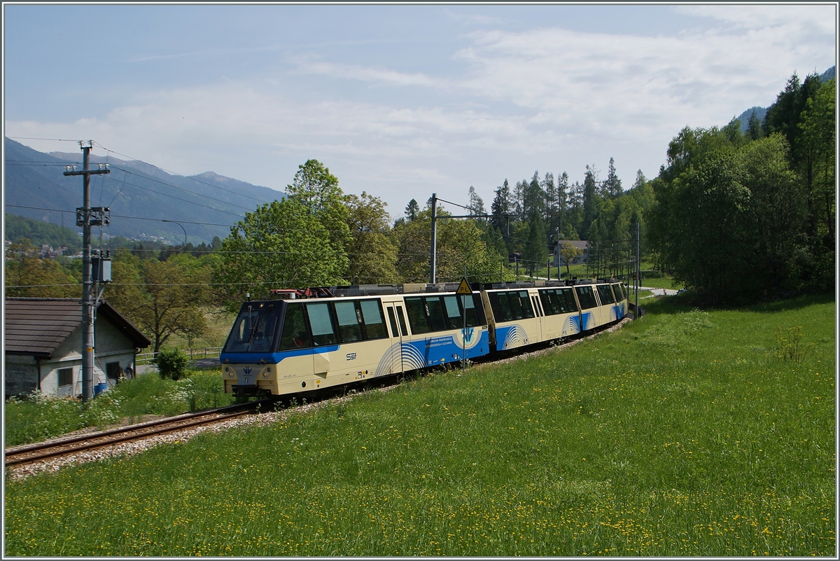 Der SSIF  ABe 12/16 (ABe/P/Be/Be) Treno Panoramico D 40 P von Locarno nach Domodossola  erreicht Gagnone-Orcesco. 
13. Mai 2015
