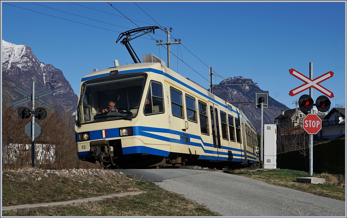 Der SSIF ABe 4/6 64, unterwegs als D 32 von Locarno nach Domodossola, hat bei Croppo sein Ziel schon fast errecht.
11. März 2017