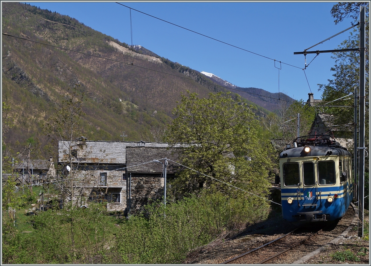 Der SSIF ABe 6/6 34  Piemonte  unterwegs als Regionalzug 750 hat Vergio hinter sich gelassen und fährt nun weiter Richtung Trontano.
15. April 2014