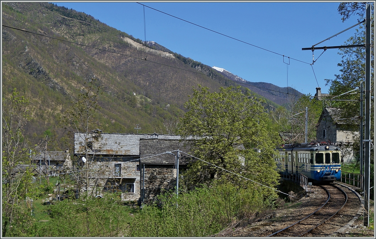 Der SSIF ABe 6/6 34  Piemonte  verlässt Verigo Richtung Domodossola.
15. April 2014