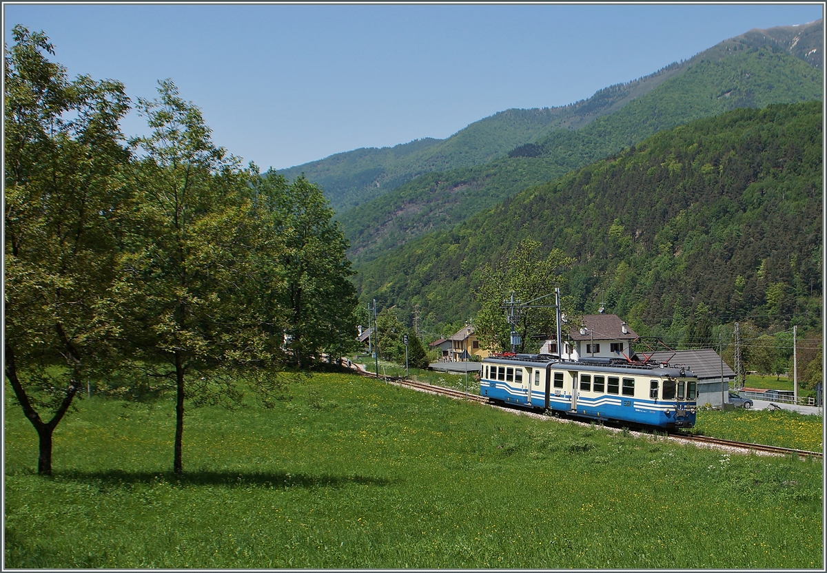 Der SSIF ABe 6/6 35  Verbano  als Regionalzug von Re nach Domodossoa kurz vor Gagnone-Orcesco. 

13. Mai 2015