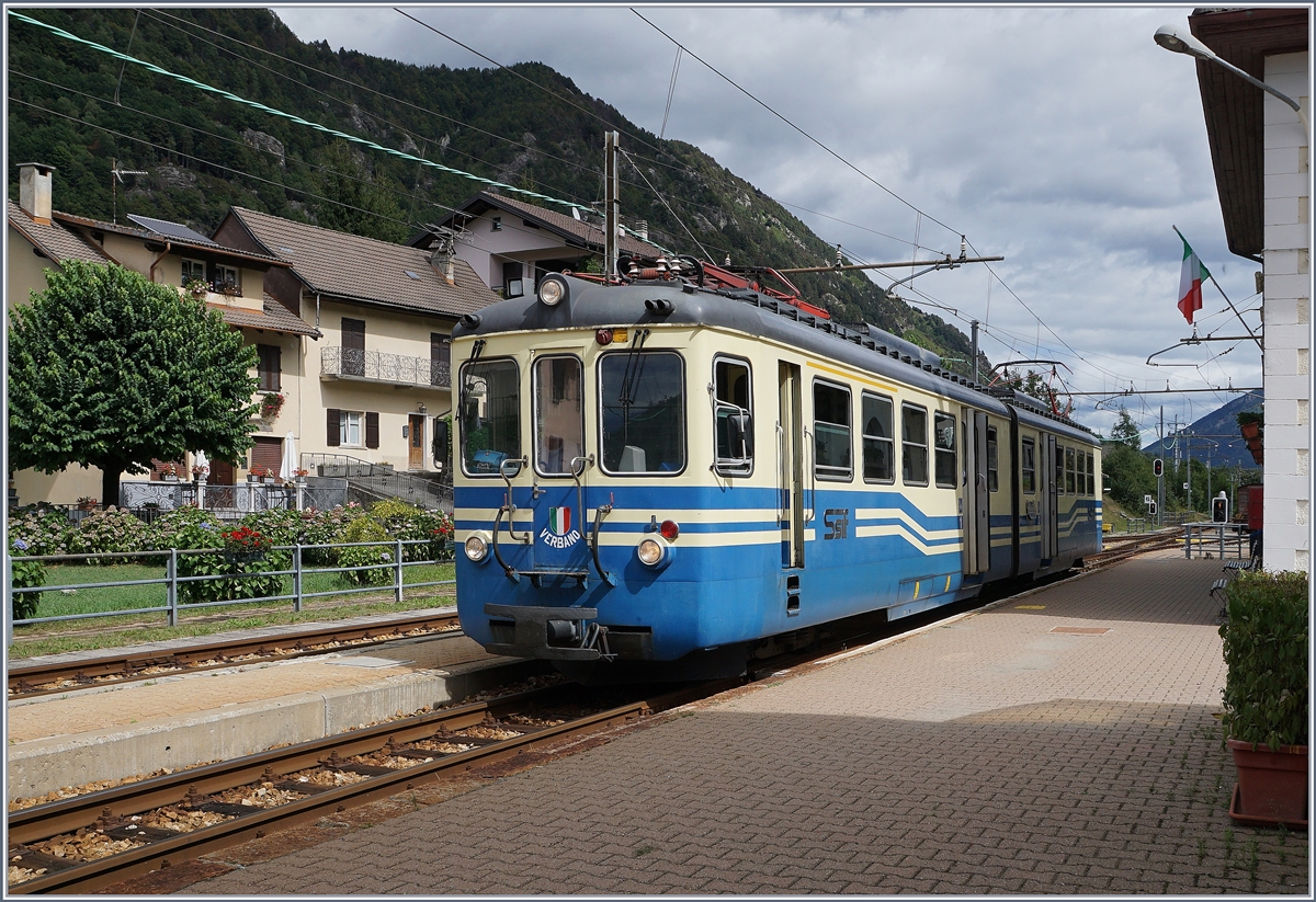 Der SSIF ABe 6/6 35  Verbano  als Regionalzug von Re nach Domodossola unterwegs beim Halt in Malesco. 

5. September 2016 