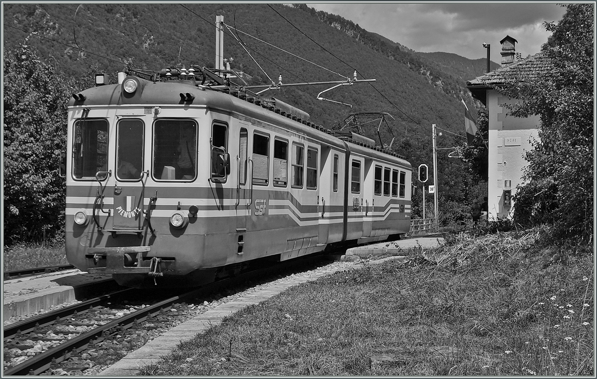 Der SSIF ABe 6/6 N° 34  Piemonte  verlässt, nachdem vier Reisende ausgestiegen sind, den kleinen Bahnhof Verigo.
5. August 2014