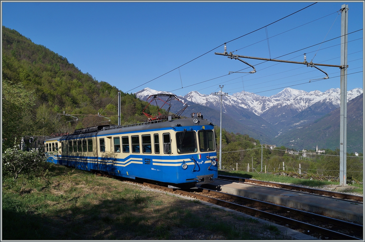 Der SSIF ABe 8/8 21  Roma  als internationaler Schnellzug D 32 Locarno - Domodossola bei der Durchfahrt in Verigo. Im rechten Bildteil, im Hintergrund ist Trontana zu erkennen.
15. April 2014 