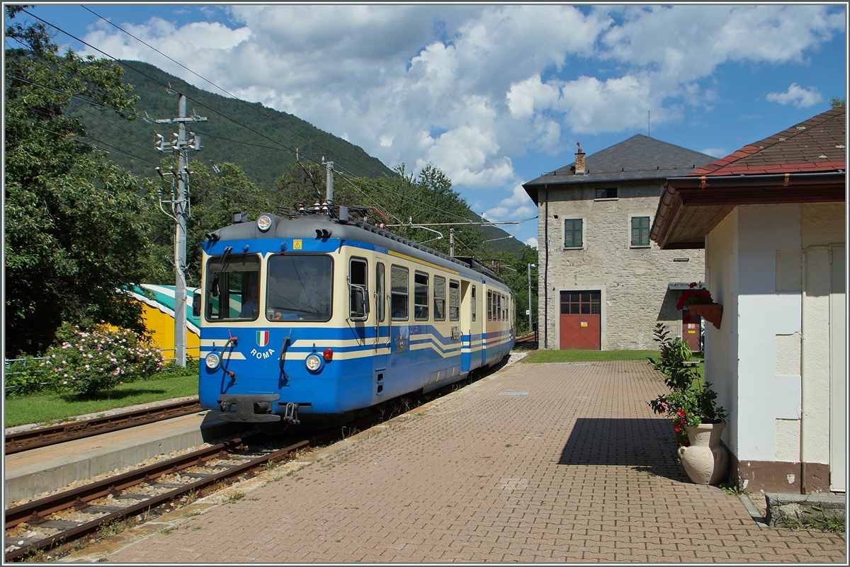 Der SSIF ABe 8/8 21  Roma  erreicht als Regionalzug 262 von Re nach Domodossola den Bahnhof Trontano. 
5. August 2014