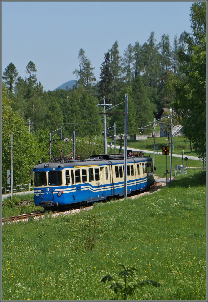 Der SSIF ABe 8/8 21  Roma , unterwegs als Regionalzug 763 von Domodossola nach Re verlässt den Bahnhof Gagnone-Orcesco und wird in Kürze Druogno erreichen.
13. Mai 2015