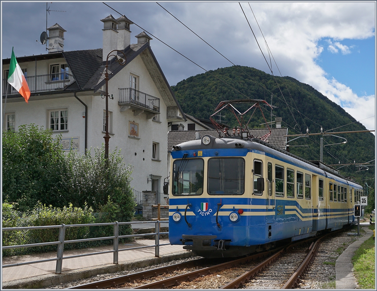 Der SSIF ABe 8/8 22  Ticinio  verlässt Malesco Richtung Domodossola.
5. Sept. 2016