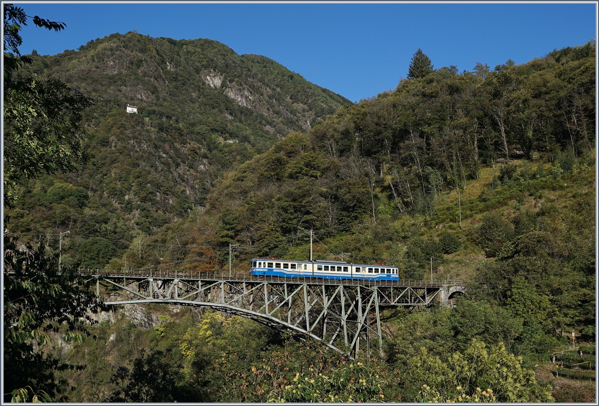 Der SSIF ABe 8/8 22  Ticino  ist als FART Regionalzug 308 von Locarno nach Camedo auf der Isorno-Brücke kurz vor Intragna unterwegs. 
2. Oktober 2018