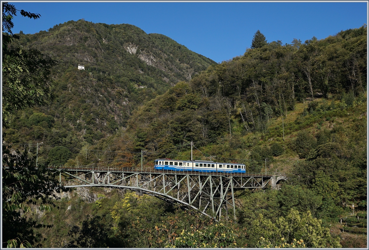 Der SSIF ABe 8/8 22  Ticino  ist als FART Regionalzug 308 von Locarno nach Camedo auf der Isorno-Brücke kurz vor Intragna unterwegs. 
2. Oktober 2018