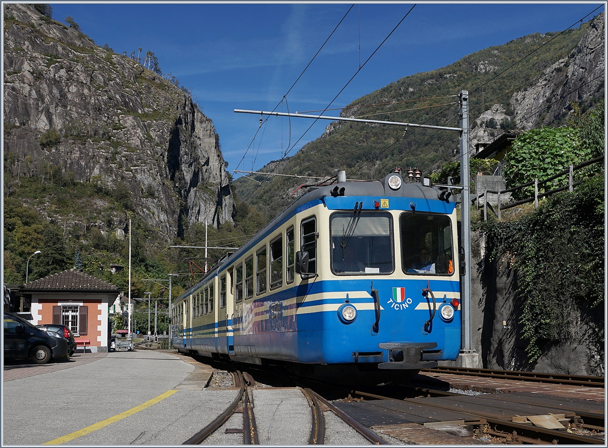 Der SSIF ABe 8/8 22  Ticino  ist als FART Regionalzug 313 von Camedo nach Locarno unterwegs und fährt nach einem kurzen Zwischenhalt in Ponte Brolla weiter. 
2. Oktober 2018