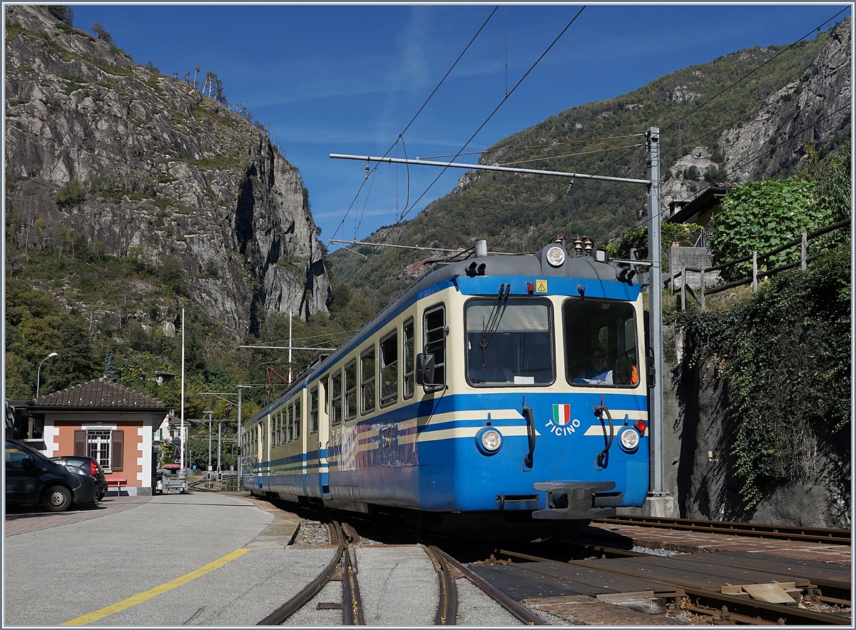 Der SSIF ABe 8/8 22  Ticino  ist als FART Regionalzug 313 von Camedo nach Locarno unterwegs und fährt nach einem kurzen Zwischenhalt in Ponte Brolla weiter. 
2. Oktober 2018
