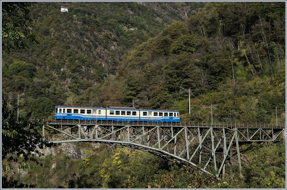 Der SSIF ABe 8/8 22  Ticino  ist als FART Regionalzug 308 von Locarno nach Camedo auf der Isorno-Brücke kurz vor Intragna unterwegs. 2. Oktober 2018