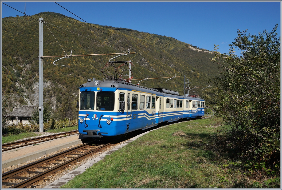 Der SSIF ABe 8/8 22  Ticino  ist als Regionalzug 763 von Domodossala nach Re unterwegs und erreicht Verigo, wo eine Kreuzung abgewartet werden muss.

10. Oktober 2019