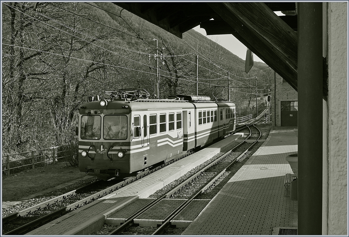 Der SSIF ABe 8/8 23 Ossola erreicht als Schnellzug Locarno - Domodosolla unterwegs den Bahnhof  Trontano.
1. März 2017