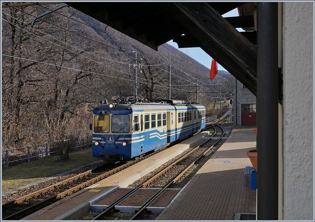 Der SSIF ABe 8/8 23  Ossola  erreicht als Regionalzug von Re den Bahnhof Trontano.
1. März 2017