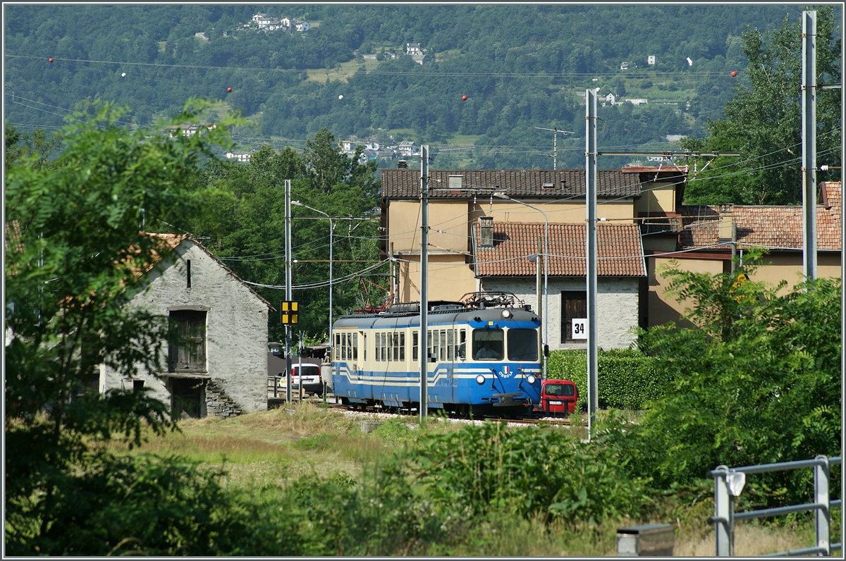 Der SSIF ABe 8/8 23  Ossola  ereicht, über zahlreiche Bahnübergänge pfeifend, als Regionalzug 745 Masera. 
10. Juni 2014