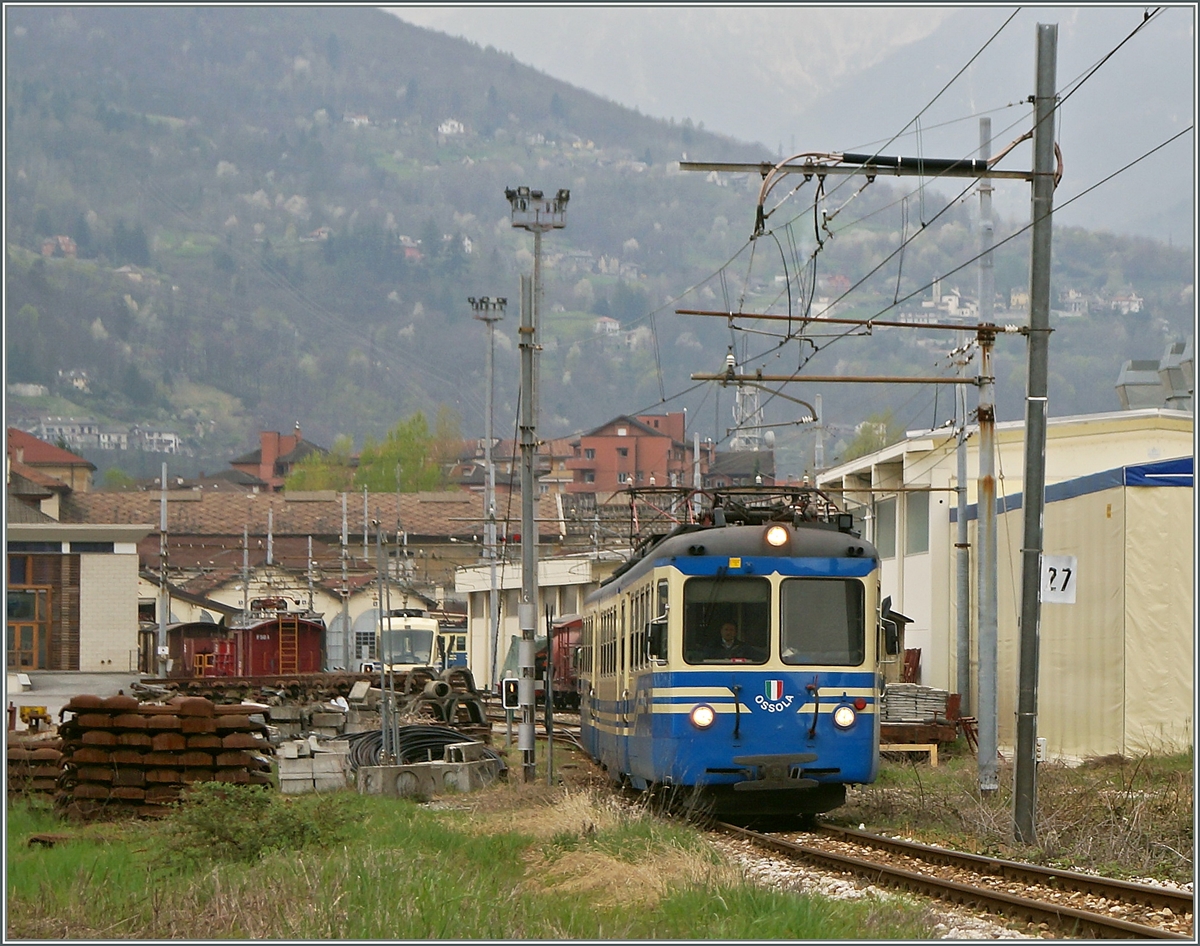 Der SSIF ABe 8/8 23  Ossola  verlässt als Regionalzug 763 Domodossola.
3. April 2014 