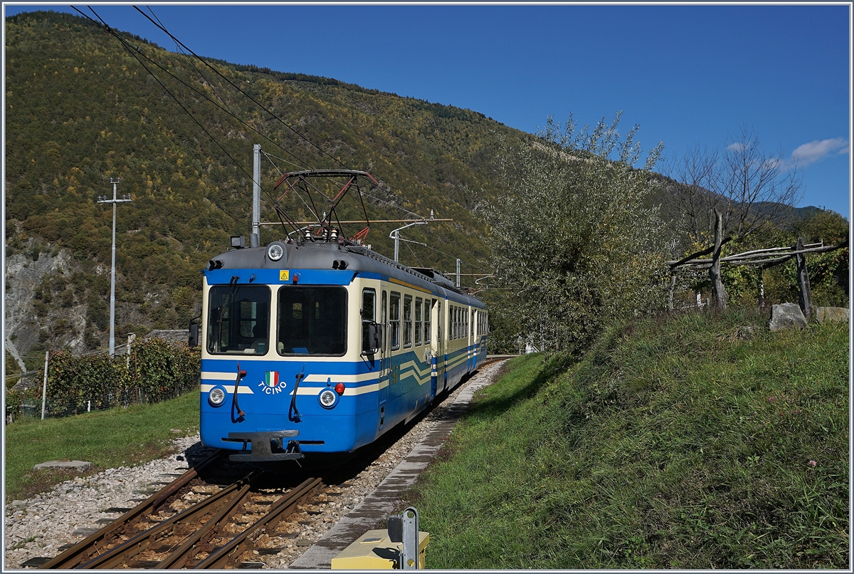 Der SSIF ABe 8/8 N° 22  Ticino  erreicht als Regionalzug 763 von Domodossola nach Folsogno-Dissimo den Bahnhof von Verigo. 

10. Okt. 2019