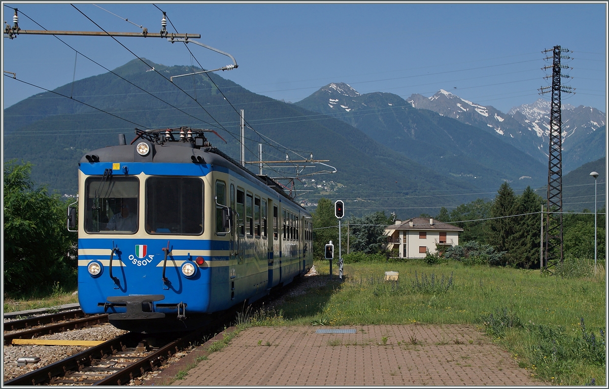 Der SSIF ABe 8/8 N° 23  Ossola  erreicht als Regionalzug 745 Masera. 
Besonders faszinierend auf der Strecke der SSIF ist das Nebeneinander von italienischen und schweizer Schilder und Signalen.
10. Juni 2014 
   