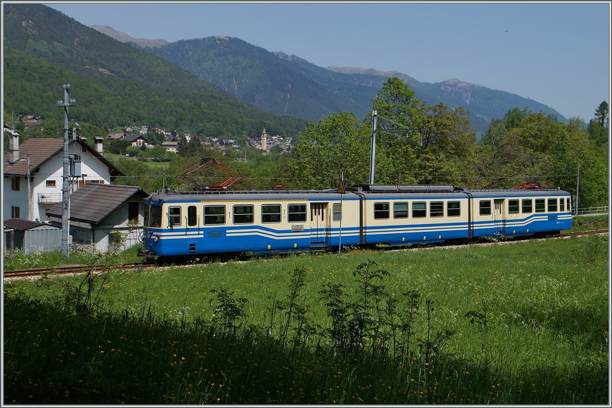 Der SSIF ABe 8/8 N° 22  Ticino  ist als Regionalzug 756 von Re nach Domodossola kuzrz vor der Statin Gagnone-Orcesco unterwegs. Im Hintergrund ist Druogno zu erkennnen.
13. Mai 2015 