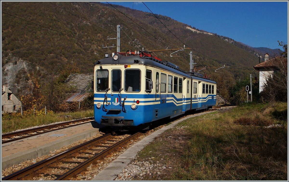 Der SSIF Regionalzug 750 von Re nach Domodossola wird von einem ABe 6/6 gefhrt, hier fhrt der SSIF ABe 6/6 N 35  Verbano  mangels ein- oder aussteigewilliger Fahrgste in Verigo ohne Halt durch.
31. Okt. 2014 
